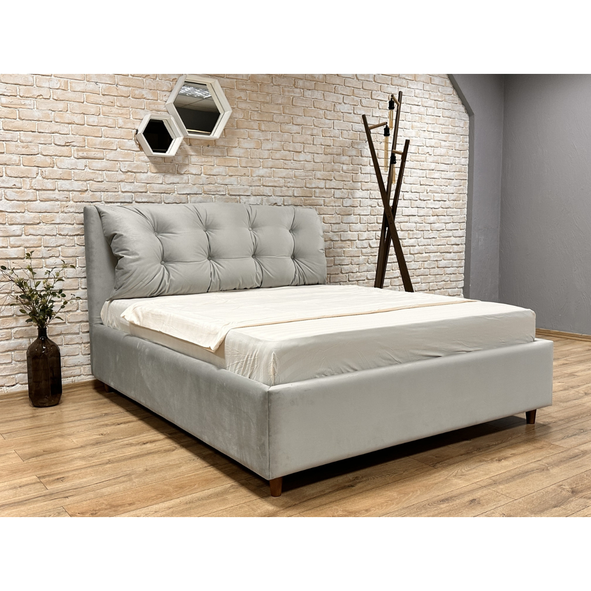 Pat Adaline 160 * 200 cm, tapitat integral cu somiera metalica inclusa