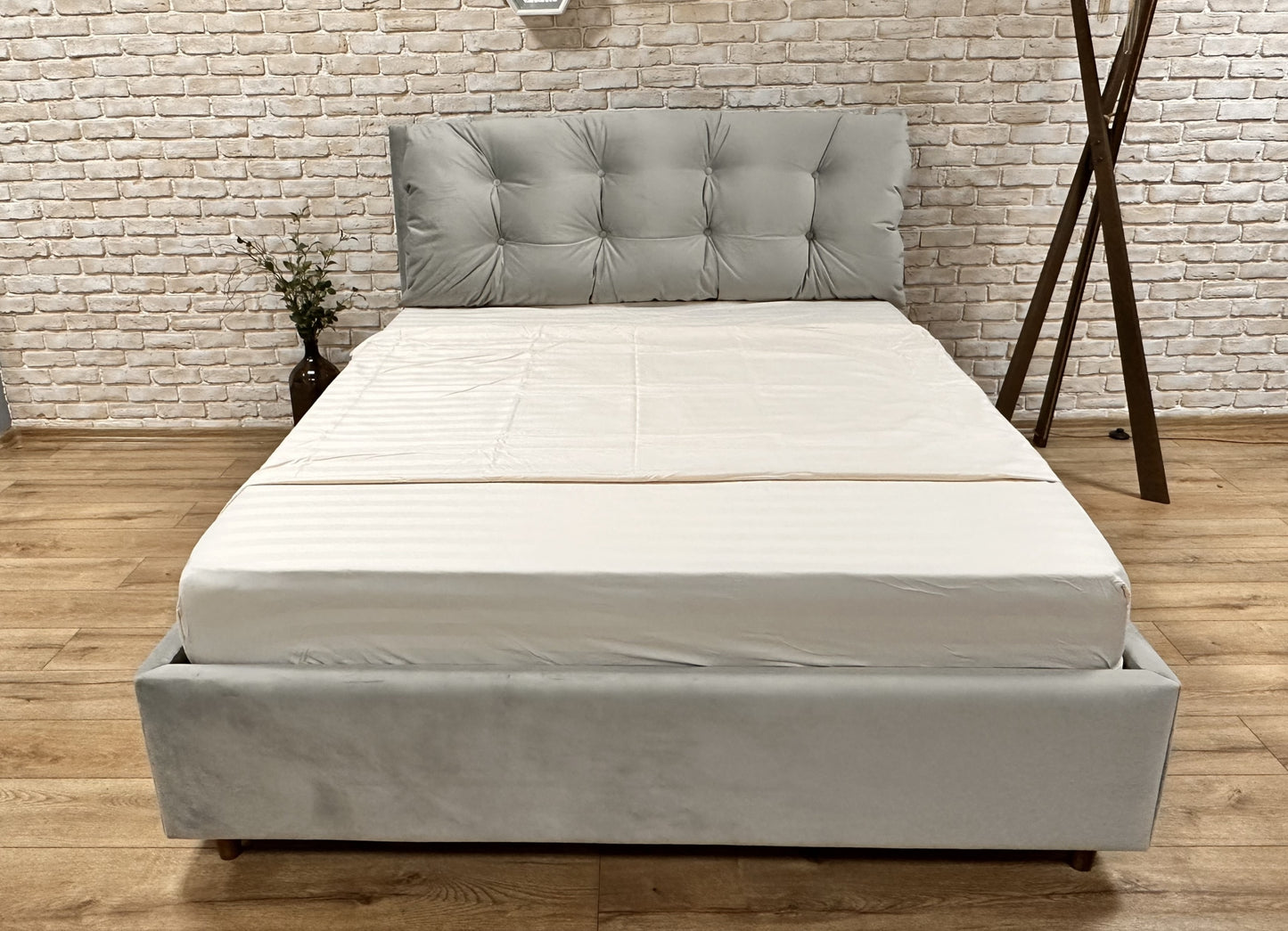 Pat Adaline 160 * 200 cm, tapitat integral cu somiera metalica inclusa