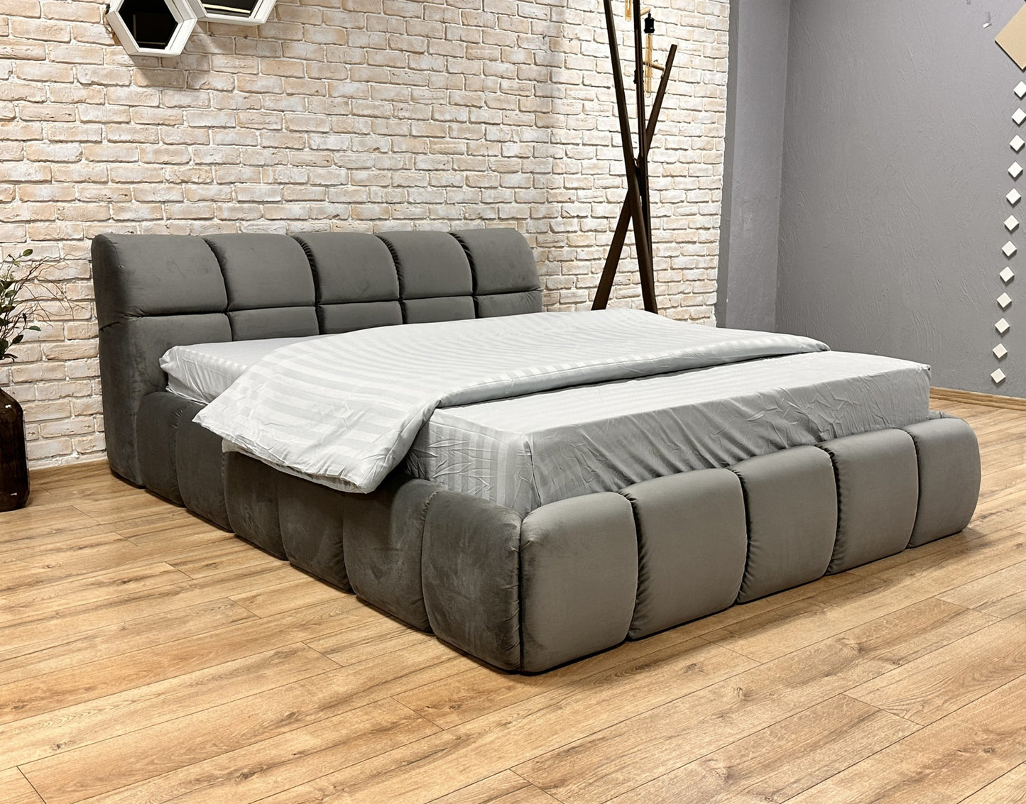 Pat Jenny Lux 160 * 200 cm, tapitat integral cu somiera metalica inclusa