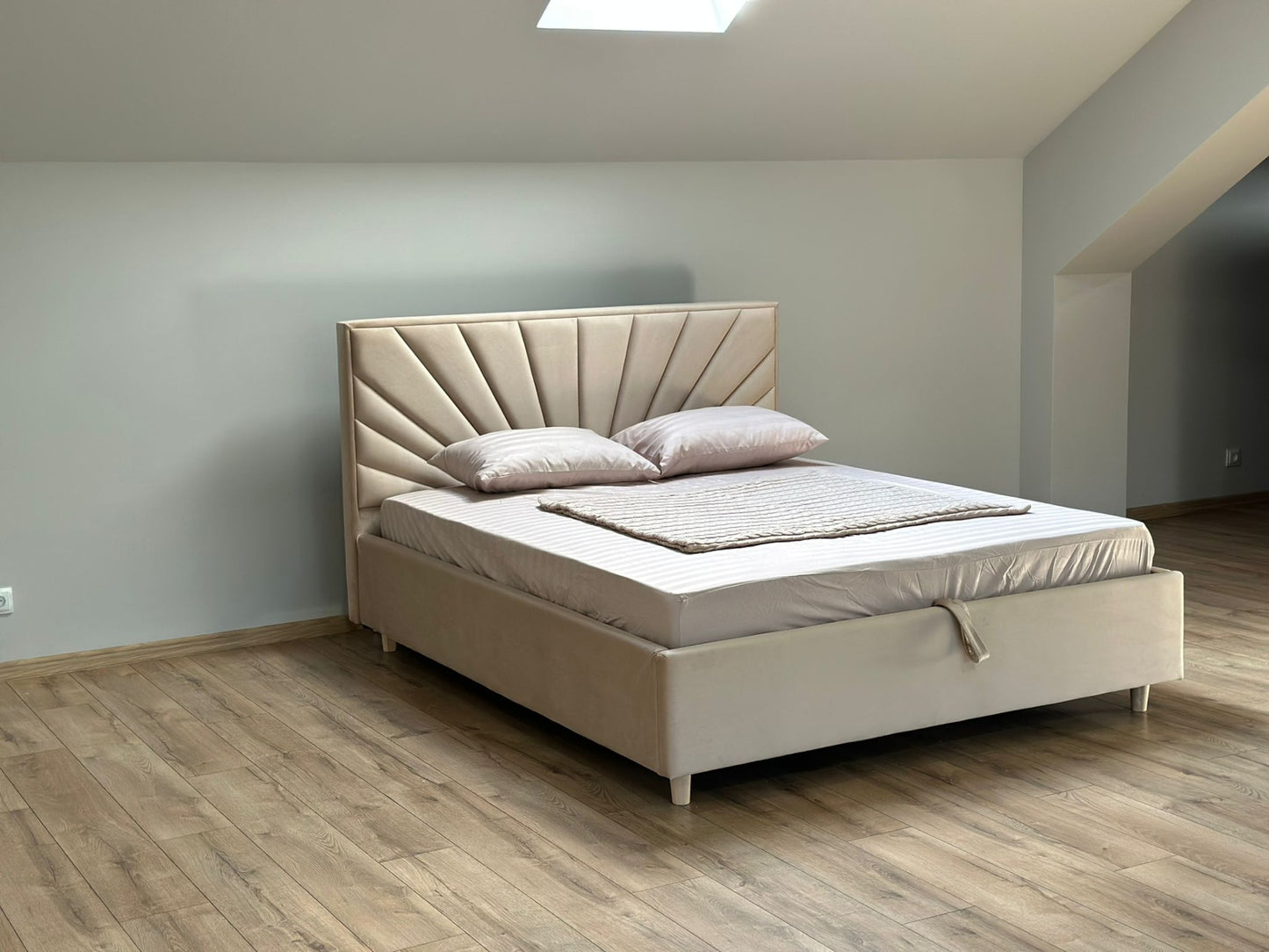 Pat Sunny 160 * 200 cm, tapitat integral cu somiera metalica inclusa