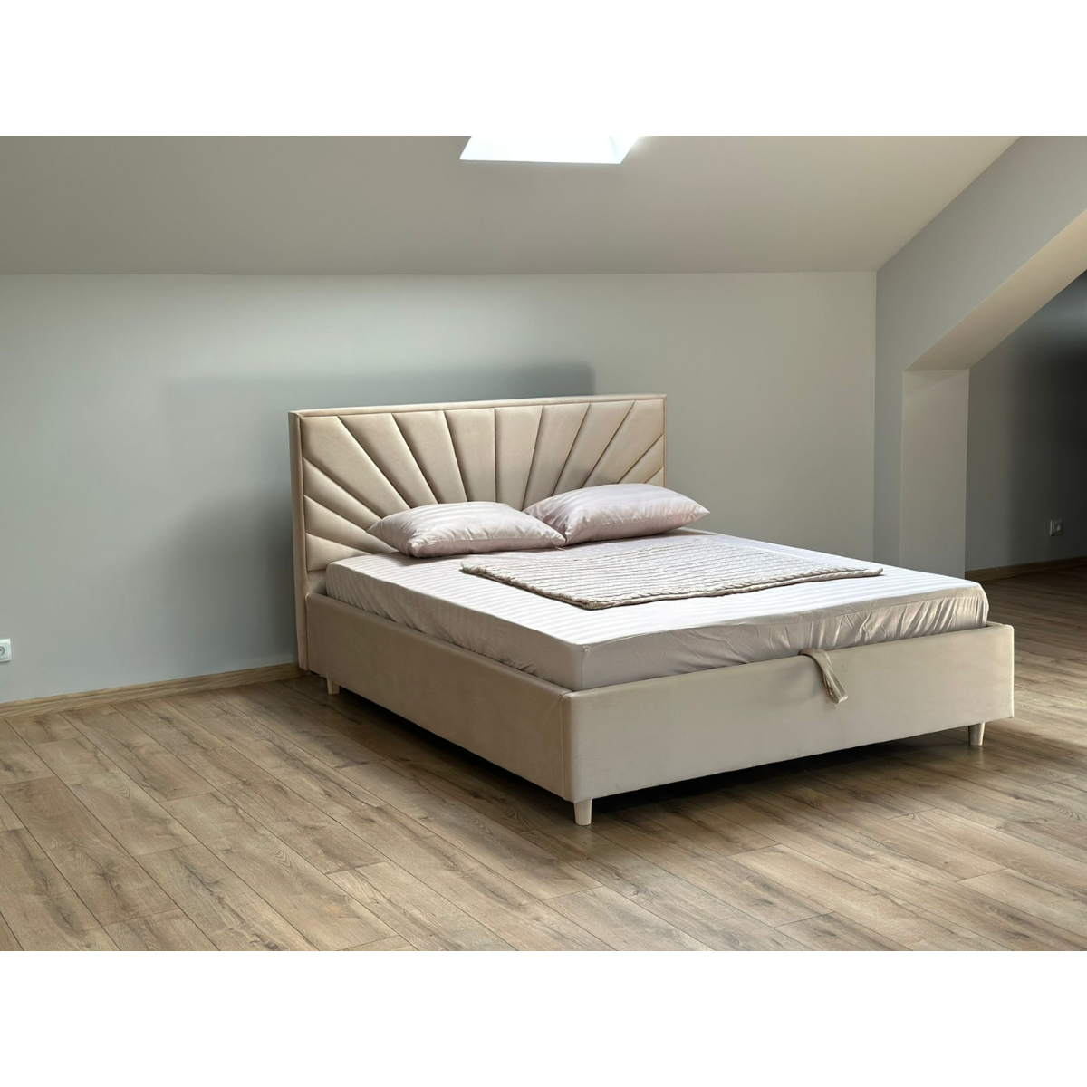 Pat Sunny 160 * 200 cm, tapitat integral cu somiera metalica inclusa