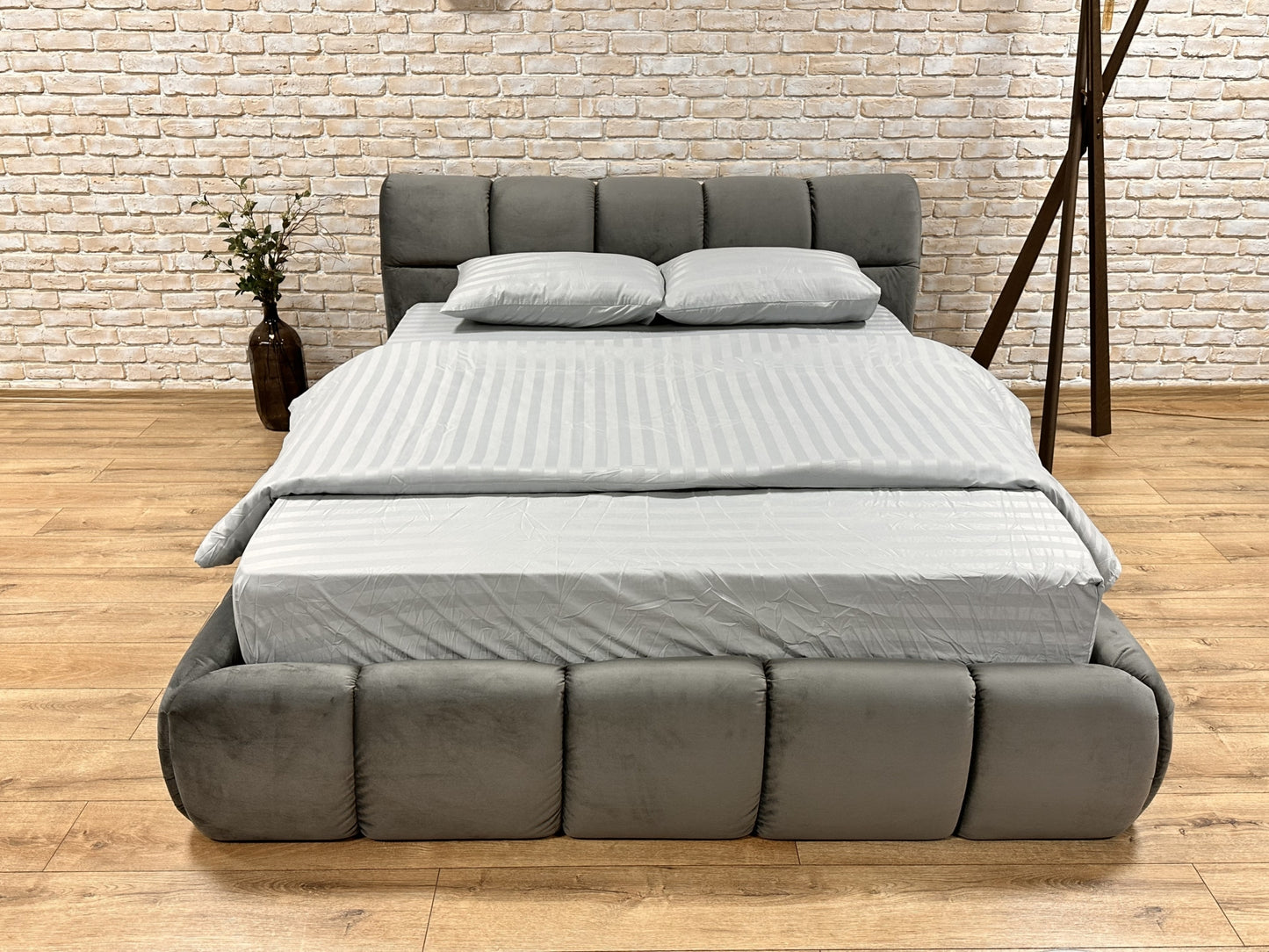 Pat Jenny Lux 160 * 200 cm, tapitat integral cu somiera metalica inclusa