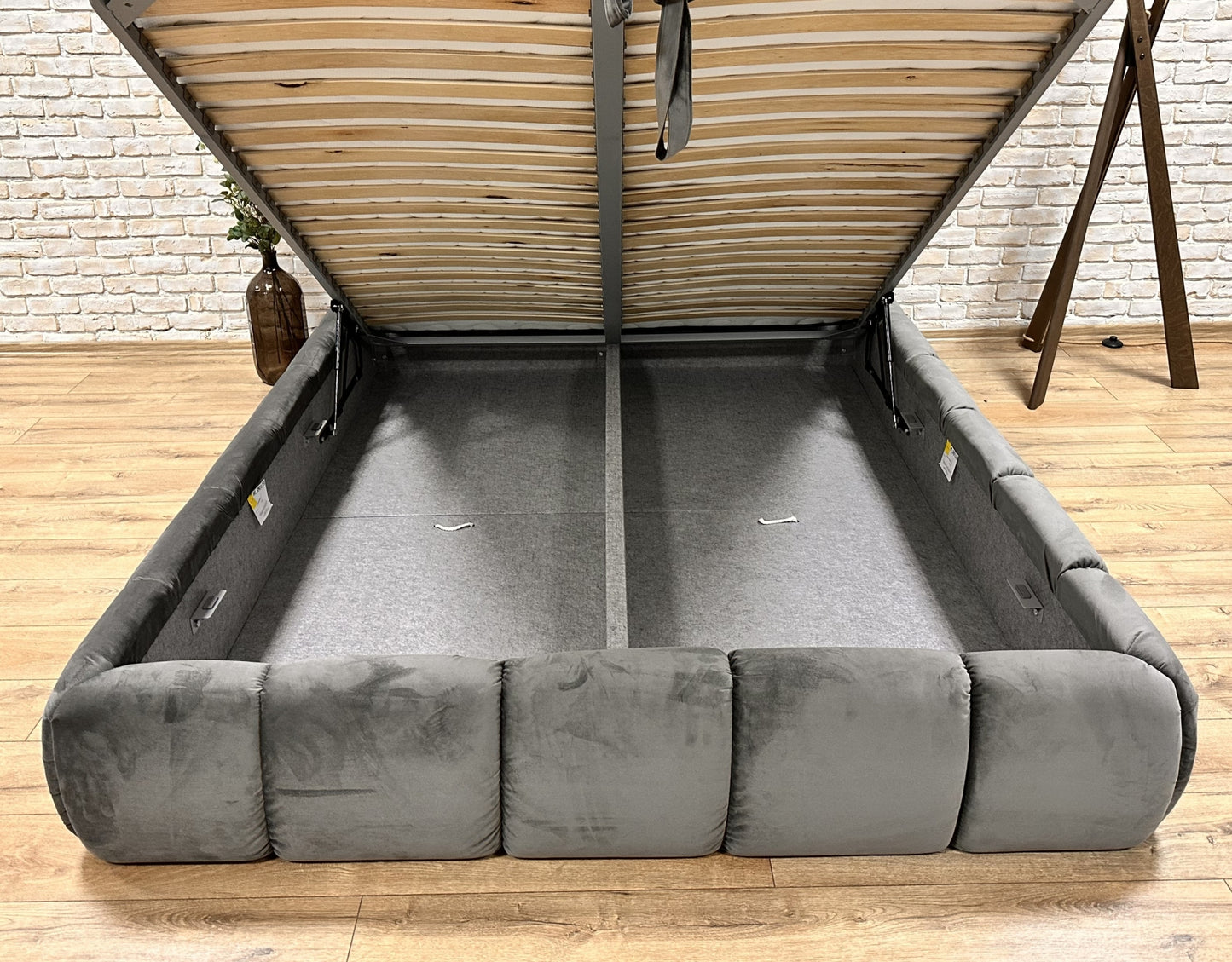 Pat Jenny Lux 160 * 200 cm, tapitat integral cu somiera metalica inclusa